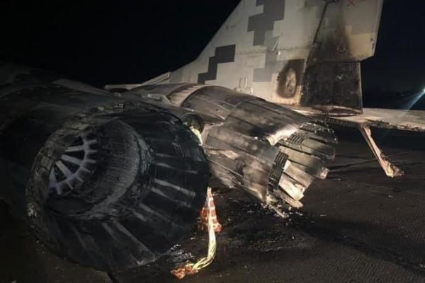 انهدام جنگنده میگ اوکراین در یک تصادف رانندگی ( عکس) انهدام جنگنده میگ اوکراین در یک تصادف رانندگی