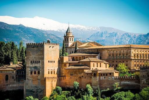 نگاهی به جاذبه های تماشایی قصر یا کاخ الحمرا اسپانیا